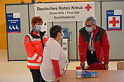 DRK-Mitarbeiter bei der Eröffnung des Impfzentrums in Oranienburg